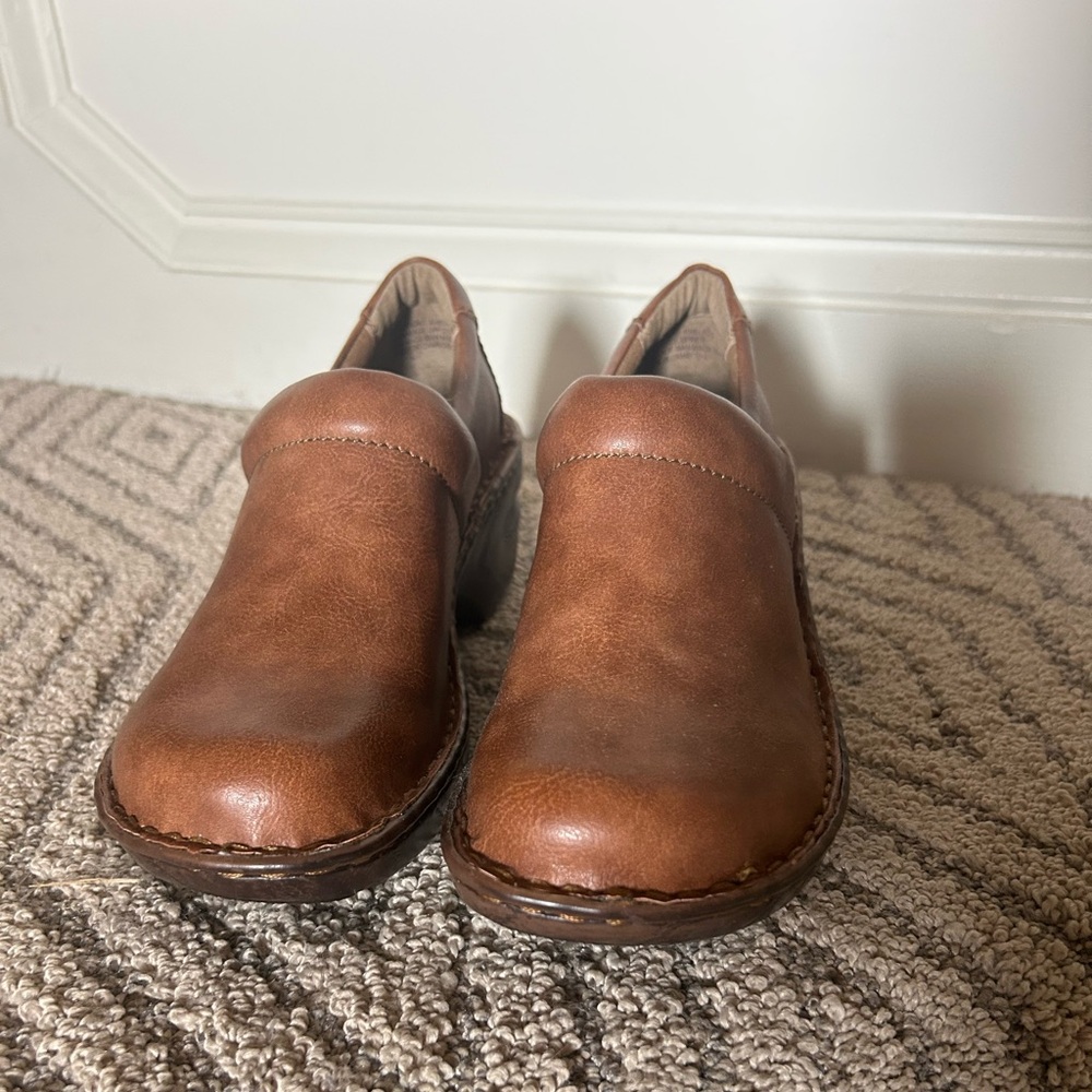 Women’s NWOT BOC Brown Leather Clogs